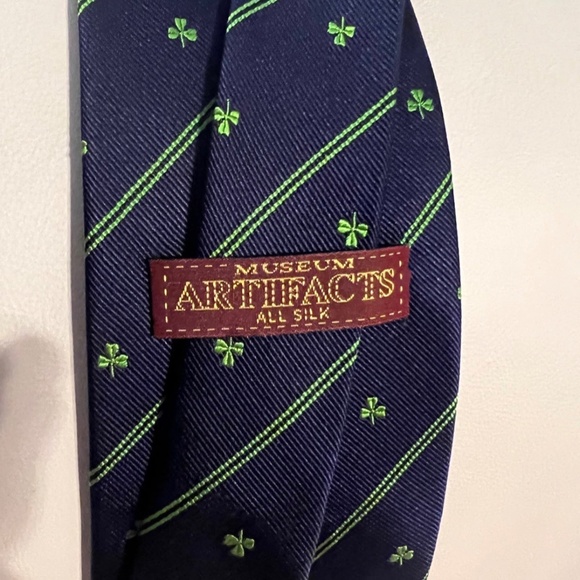 Museum Artifacts 100% Silk Navy Blue Tie with Stripes/Green Shamrocks - Picture 1 of 5